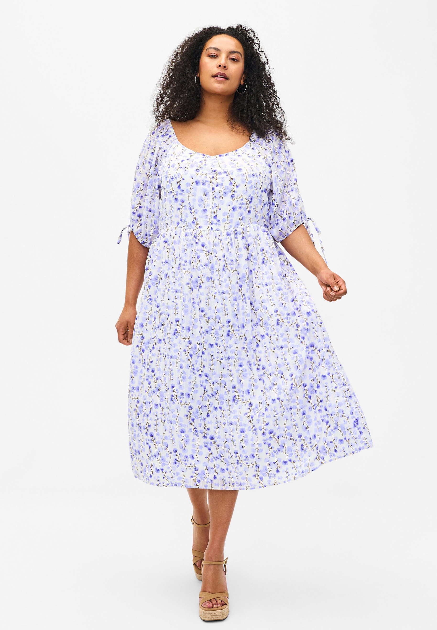 Zizzi SOMMER MIT BLUMENMOTIV UND DETAILS Vapaa ajan Mekko Sand Zizzi SOMMER MIT BLUMENMOTIV UND DETAILS Vapaa ajan Mekko Sand