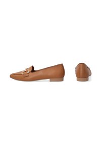 Braune Lederloafer mit spitz zulaufender Zehenpartie, flachem Absatz und goldfarbenen Hardwaredetails an der Oberseite. Glatte Textur mit klaren Designlinien.