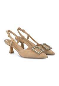 Scarpe slingback in suede beige con punta appuntita, dotate di una decorativa fibbia in cristallo e tacco corto e squadrato.