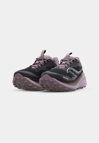 Zapatillas de trail running en negro y lavanda con una suela texturizada, parte superior de malla, puntera reforzada y cierre con cordones. Cuenta con una lengüeta en el talón.