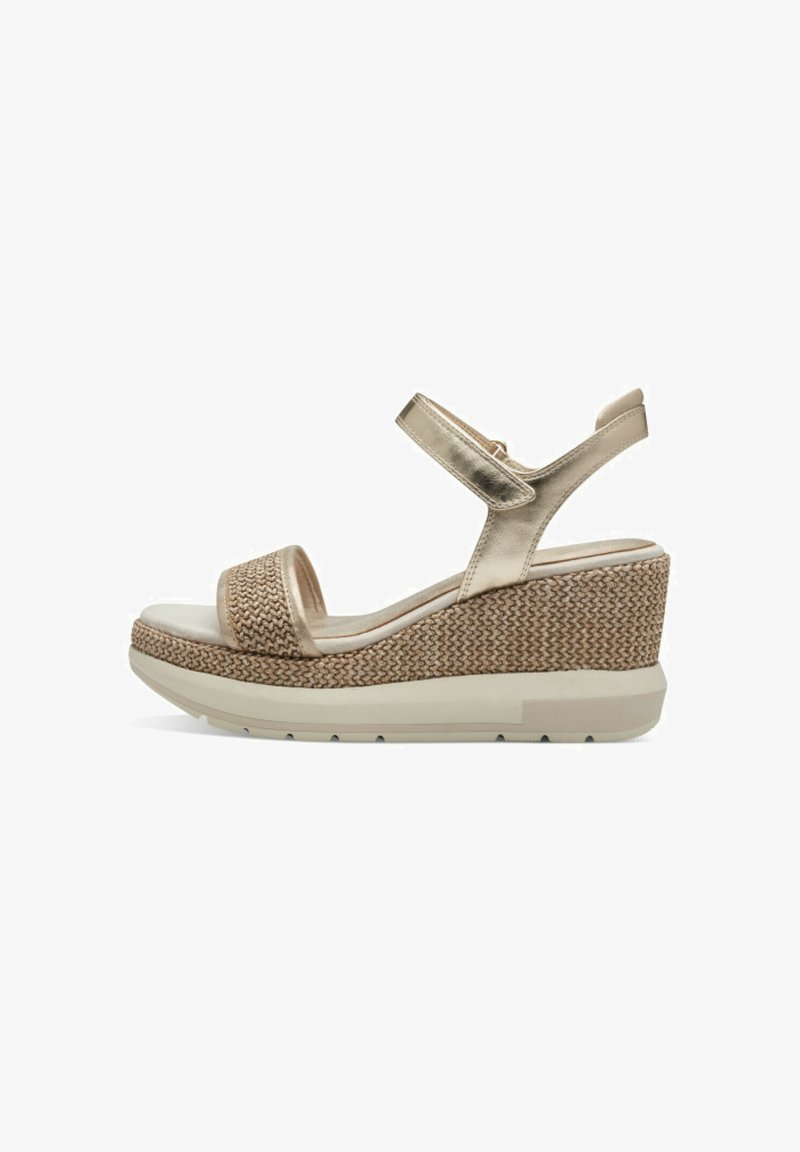 Sandali con zeppa, con una striscia metallica dorata e una texture intrecciata marrone sulla base; suola intermedia color crema; cinturino alla caviglia regolabile per adattarsi.