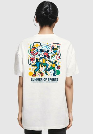 Weißes Baumwoll-T-Shirt mit bunten sportlichen Grafiken auf dem Rücken, darunter Basketball und dynamische Figuren in Bewegung.
