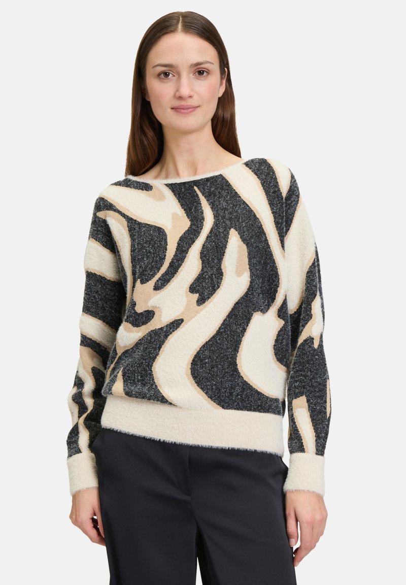 Gebreide trui met een golvende dierenprint in zwart, beige en crème. Zachte, textuurstof met een bootnek en geribde manchetten.