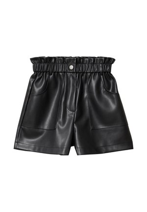 Zwarte nepleer shorts met een elastische tailleband, twee voorknopzakken en een gladde, glanzende textuur.