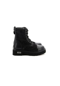 Gli stivaletti neri fino alla caviglia presentano un mix di pelle intrecciata e liscia, punta rotonda, suola robusta e dettagli metallici sul tallone e sul lato.