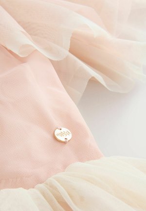 Helles rosa Tüllgewebe, das mit elfenbeinfarbenem Tüll geschichtet ist. Verfügt über einen runden goldfarbenen Hardware-Akzent mit einem gravierten floralen Design.