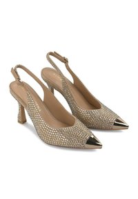 Décolleté beige con punta affusolata e punta metallica. Rivestite di strass trasparenti, con upper testurizzato e tacco a blocco di altezza media.