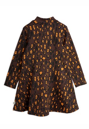 Robe marron à manches longues avec motif léopard orange et noir, col montant et jupe évasée.