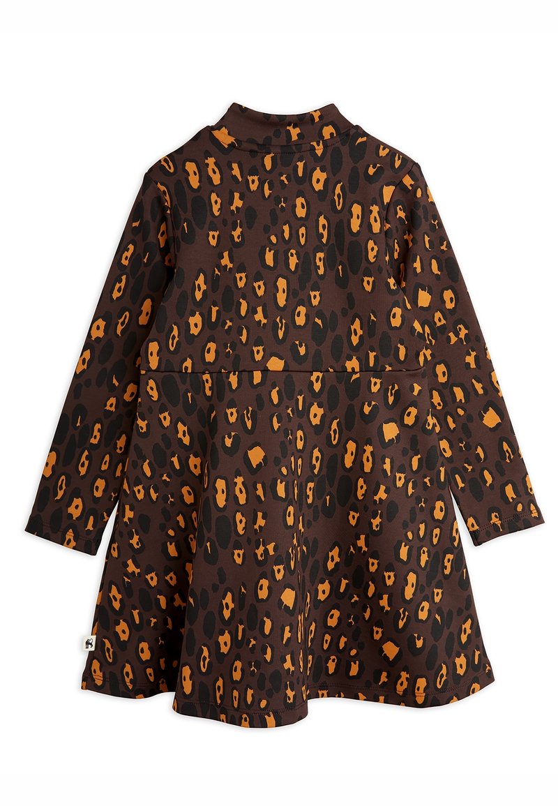 Robe marron à manches longues avec motif léopard orange et noir, col montant et jupe évasée.