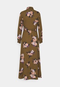 Robe olive à manches longues avec imprimé floral en rose, blanc et violet. Présente un col, une fermeture à boutons et une taille ceinturée, avec une silhouette fluide.