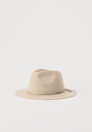 Béžový široký klobúk fedora s tenkým zodpovedajúcim pásikom okolo základne koruny, zobrazený na bielom pozadí.