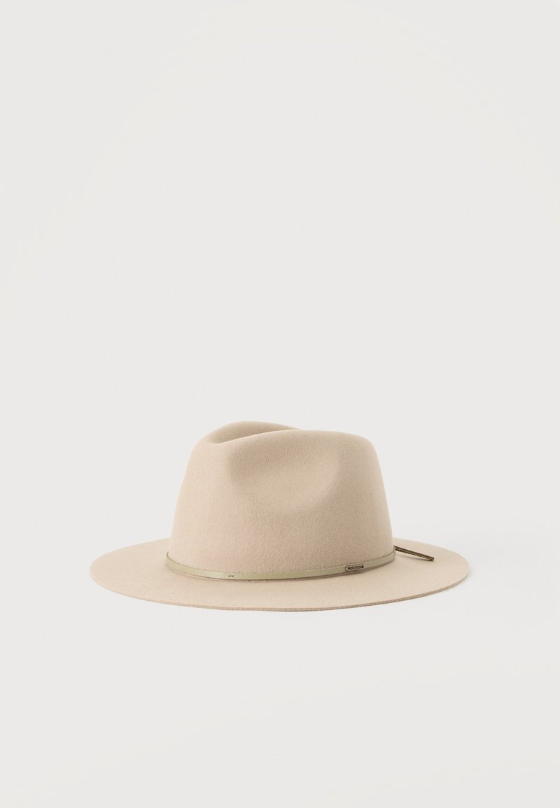 Μπεζ φαρδύγυρος καπέλο fedora με λεπτή ταιριαστή κορδέλα γύρω από τη βάση της κορυφής, εμφανίζεται σε λευκό φόντο.