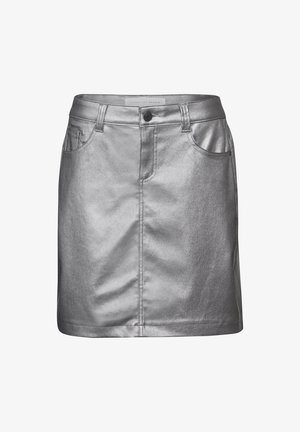 Stříbrná mini sukně z faux kůže s přiléhavým střihem, předními kapsami a knoflíkovým zapínáním. Má hladkou texturu a jemný lesk.