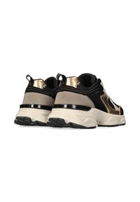 Sneaker neri e beige con tallone in suede texturizzato, dettagli dorati, suola spessa e parte superiore in mesh con un design a intaglio.