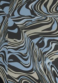 Design astratto con motivi fluidi in tonalità di blu, beige e nero. Texture liscia con linee audaci e ondulate e un dettaglio circolare centrale.