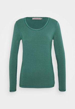 Haut vert sarcelle à manches longues avec encolure ronde et détails en dentelle sur le col et les poignets, présenté sur un fond uni.