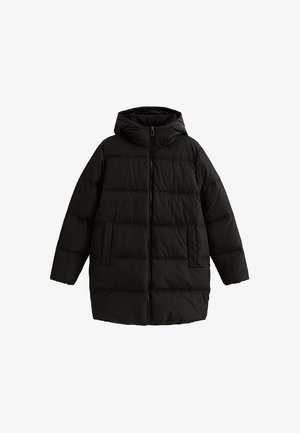 Abrigo de plumas negro con capucha, que cuenta con cierre de cremallera, dos bolsillos frontales y diseño acolchado con costuras horizontales.