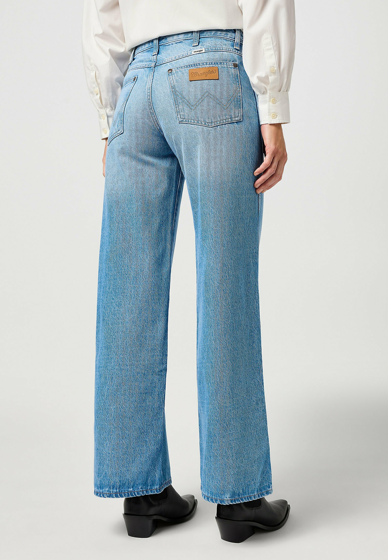 wrangler jeans with tech pocket