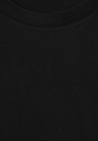 Černé bavlněné tričko s kulatým žebrovaným výstřihem, s hladkým a rovnoměrným povrchem, bez viditelných vzorů nebo akcentů.