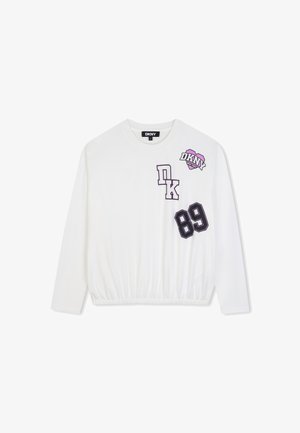 Wit shirt met lange mouwen en elastische zoom, met paarse en zwarte bedrukt patches van "DKNY," "89," en een hartontwerp op de borst.