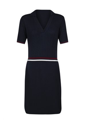 Abito lavorato a maglia navy con maniche corte, scollo a V e motivo a coste. Presenta una cintura a righe con accenti rossi e bianchi.