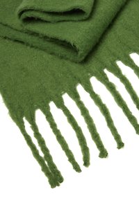 Bufanda de lana verde con una textura suave, que presenta un borde con flecos y un pliegue en capas, mostrando un tono rico y profundo.