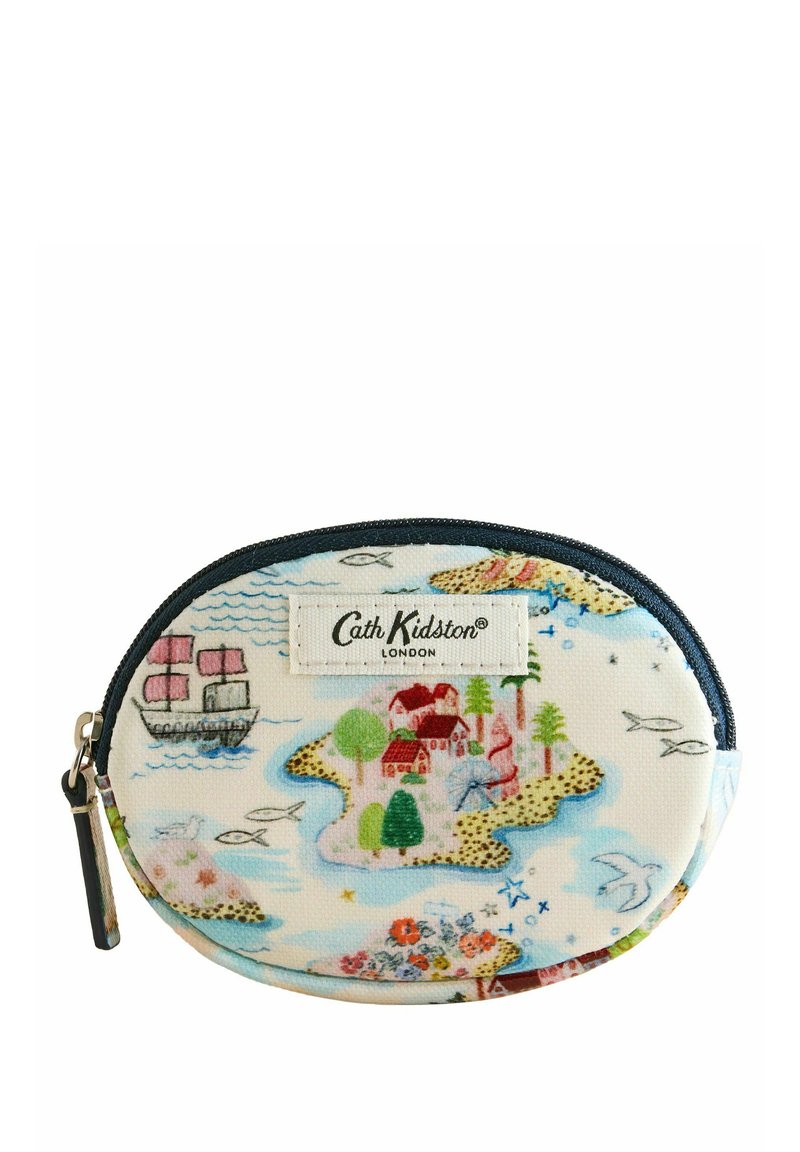 Portamonete rotondo con zip, caratterizzato da un design vivace di un paesaggio insulare con navi, alberi e edifici, realizzato in tessuto resistente con una zip blu navy.