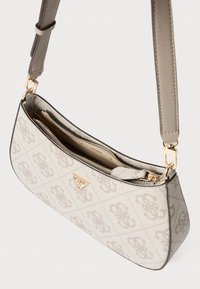 Jasnoszara torba wykonana z fakturowanego materiału, zdobiona wzorem diamentowym i metalowymi elementami. Zapięcie na zamek błyskawiczny z wewnętrznymi przegródkami.