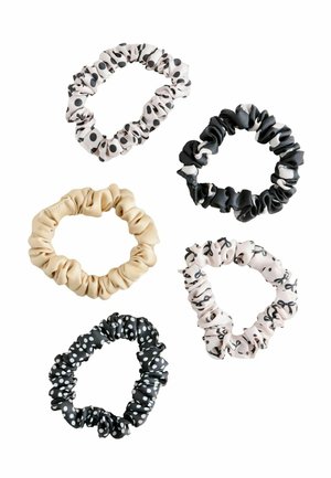 Fünf Stoff-Scrunchies mit verschiedenen Mustern: beige, schwarz mit weißen Punkten, schwarz-weißer Camouflage, weiß mit schwarzen Schleifen und weiß mit großen schwarzen Punkten.