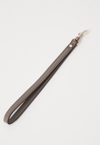 Correa de muñeca de cuero en gris oscuro con herrajes en tono dorado. Presenta un cierre y costuras a lo largo de los bordes, diseñado para un acoplamiento seguro.