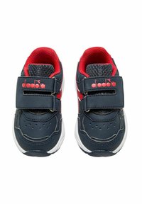 Scarpe sportive blu navy con accenti rossi, dotate di una coulisse in velcro e fodera in rete. Punta arrotondata e suola bianca. Dettagli del design testurizzati.
