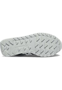 Suola di scarpa sportiva nera con una suola in gomma bianca caratterizzata da scanalature triangolari profonde e un logo in rilievo per una migliore aderenza.