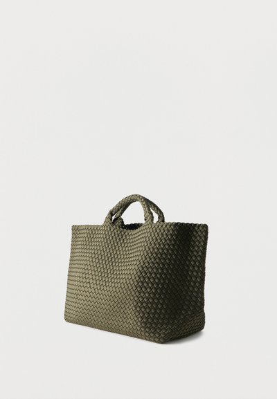 Πράσινη ελιά πλεγμένη τσάντα ώμου με κοντά χερούλια, ορθογώνιο σχήμα και υφή με σχέδιο, τοποθετημένη πάνω σε απλό ανοιχτό φόντο.