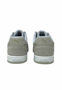 Sneakers in suede grigio con accenti bianchi, colletto imbottito e suola in gomma texturizzata. Logo Puma dorato sul tallone e sulla linguetta. Vista posteriore.