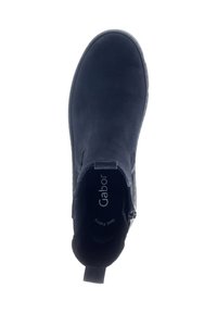 Botín negro de ante con un acabado suave. Cuenta con un cierre de cremallera y un tacón bajo. La marca Gabor es visible en el interior del zapato.