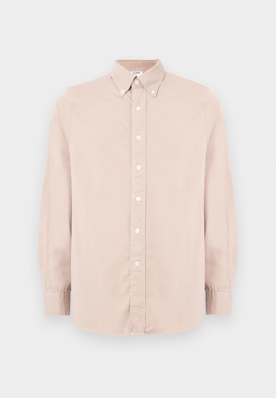Camicia button-up rosa chiaro con maniche lunghe, colletto e bottoni bianchi. Realizzata in tessuto morbido con una vestibilità regolare.
