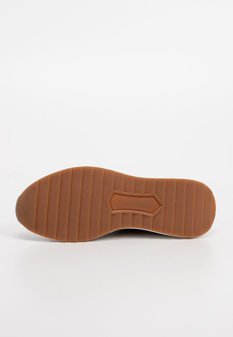 Braune Gummi-Außensohle mit horizontalen Rillen und einem sechseckigen Logo. Die Oberfläche ist strukturiert und bietet einen guten Halt sowie Langlebigkeit.