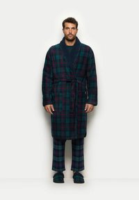 Rute badekåbe i mørkegrøn, bl�å og rød med sjalskrave, taljebånd og to sidelommer; parret med matchende rutede bukser og slippers.