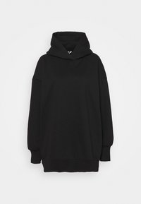 Sudadera negra hecha de tela suave, con un escote amplio, ajuste relajado, hombros caídos y puños y dobladillo de canalé.