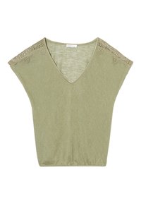 Top verde oliva a scollo a V con maniche corte, caratterizzato da dettagli in pizzo sulle spalle. Realizzato in un tessuto leggero e morbido con una vestibilità comoda.