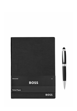 Čierny diár BOSS s linkovaným papierom, vedľa čierneho a strieborného guľôčkového pera na bielom pozadí.