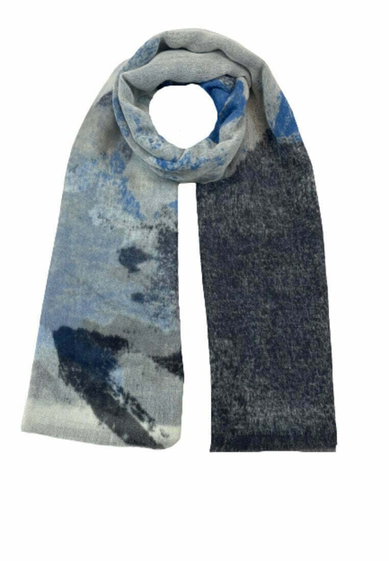 Écharpe multicolore présentant un dégradé de gris, bleu et marine. Texture douce avec des motifs abstraits et un design léger et fluide.