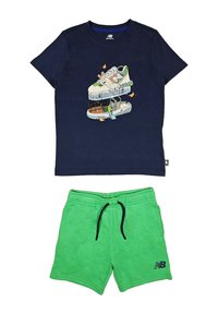 T-shirt in cotone navy con grafica di scarpe; pantaloni corti verdi con cordino nero e tasche laterali, con logo New Balance in nero.