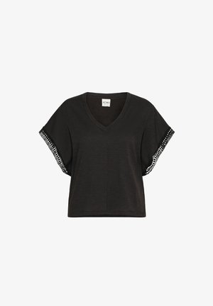 Juodas trumpomis rankovėmis viršus su V formos iškirpte ir nėrinių apdaila ant rankovių. Pagamintas iš minkštos medžiagos, su laisva, atsipalaidavusia siluetu.