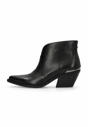 Stivaletto alla caviglia in pelle nera con punta appuntita, tacco impilato, cuciture decorative e particolare metallico sul tallone, mostrato di profilo.