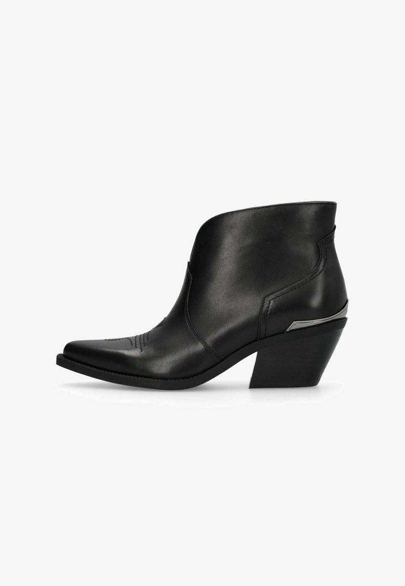 Bottine en cuir noir avec bout pointu, talon empilé, surpiqûres décoratives et accent en métal sur le contrefort du talon, vue de côté.