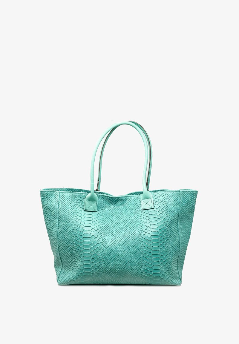 Turkise tote taske med et tekstureret slangeskindsdesign, to håndtag og firkantede detaljer ved bunden af håndtagene.