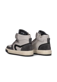 Hoge sneakers met een lichtgrijs en donkergrijs kleurenschema, uit suede en leer, met een gestructureerde zool en klittenbandsluiting.
