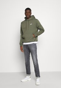 Nike Sportswear SPORTSWEAR CLUB FLEECE - Sweatshirt com capuz - twilight marsh/white