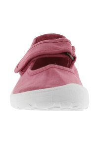 Zapatilla de lona rosa con una tira ancha y cierre de Velcro, que cuenta con una suela de goma blanca y una superficie texturizada para mayor agarre.